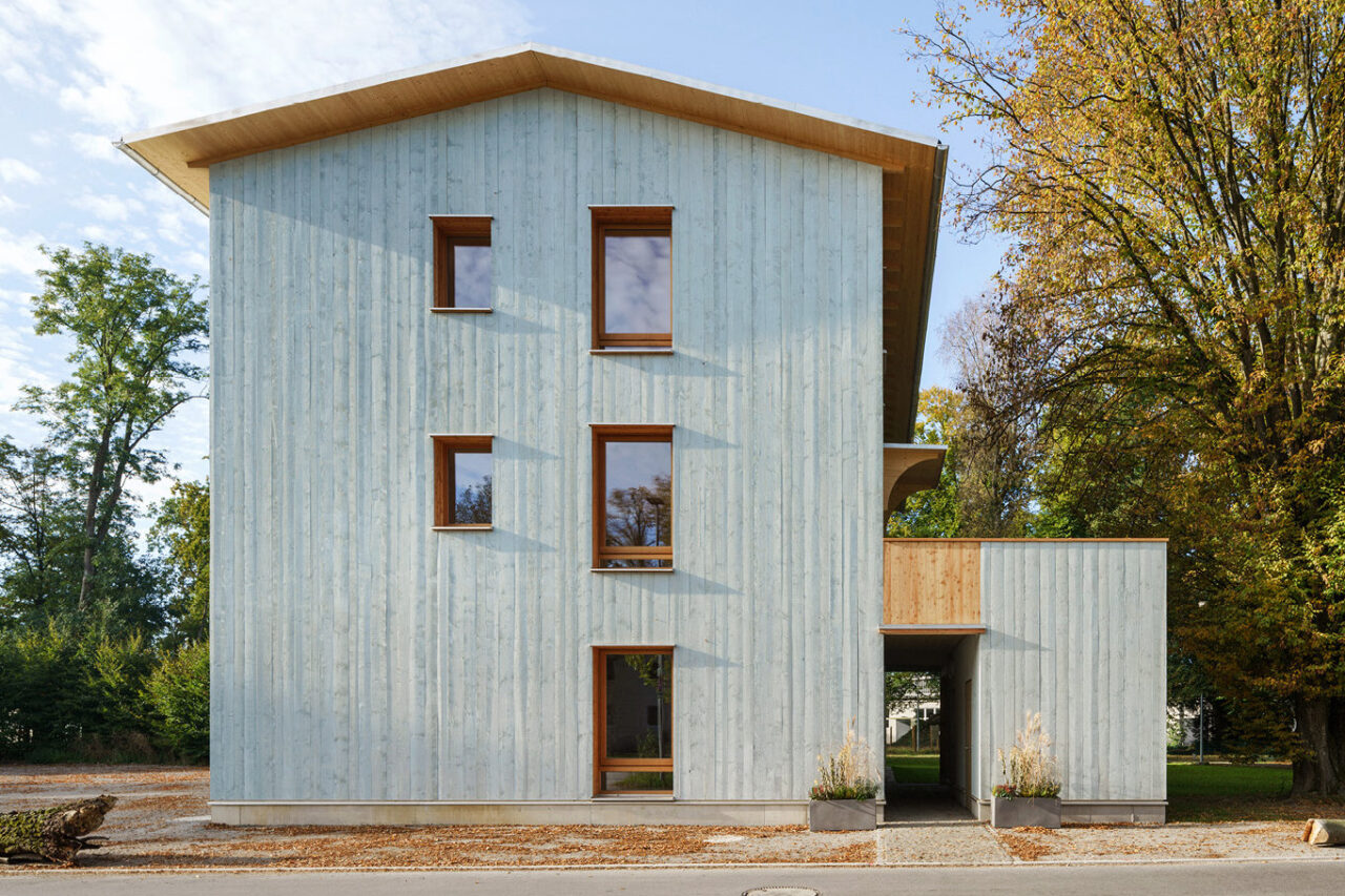 Holzhaus von Florian Nagler mit blauer Fassade