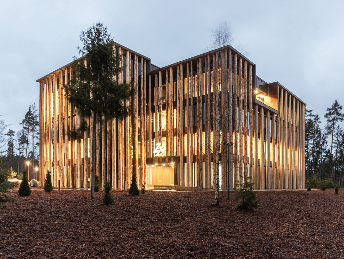 Bürohaus mit Fassade aus Baumstämmen