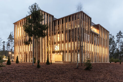 Bürohaus mit Fassade aus Baumstämmen