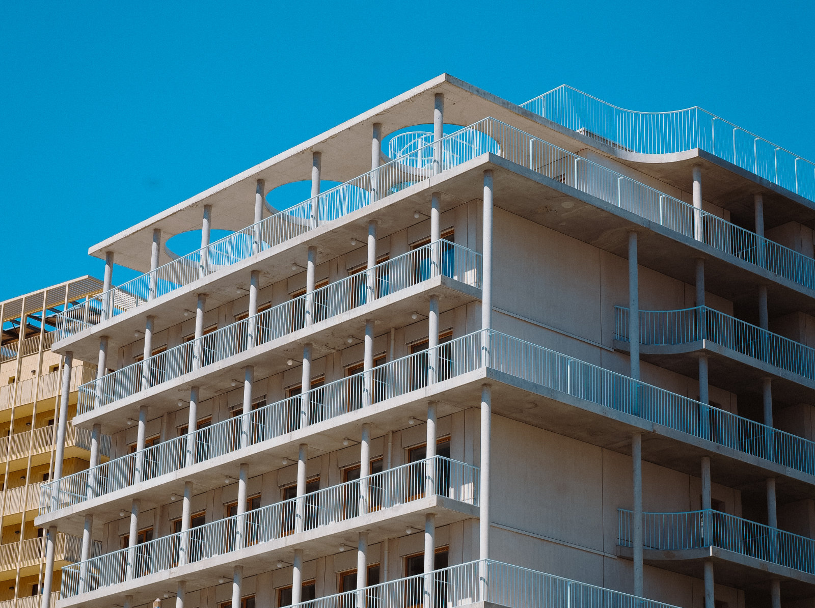 Wohnhaus im Olympischen Dorf in Paris mit Betonfassade und Balkonen