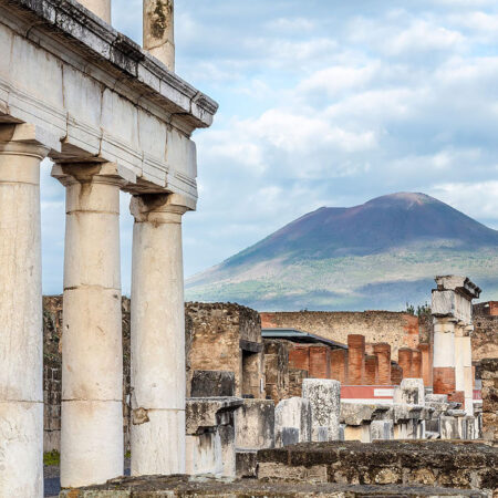 Ruinen und Säulen von Pompeji mit Vesuv im Hintergrund