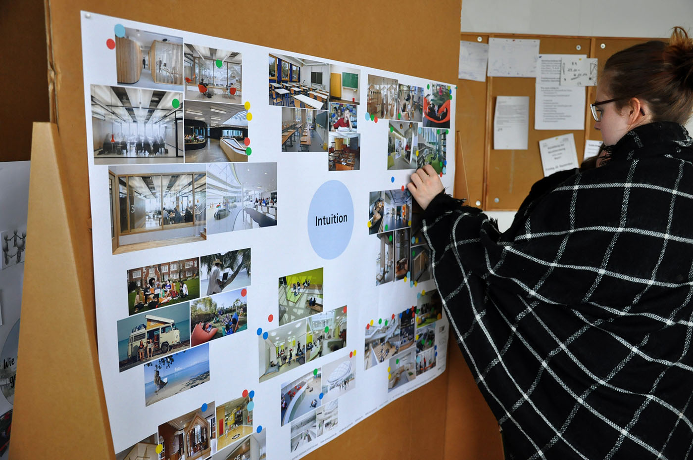 Partizipation bei der Planung einer Schule, bei der eine Schülerin Fotos bewertet