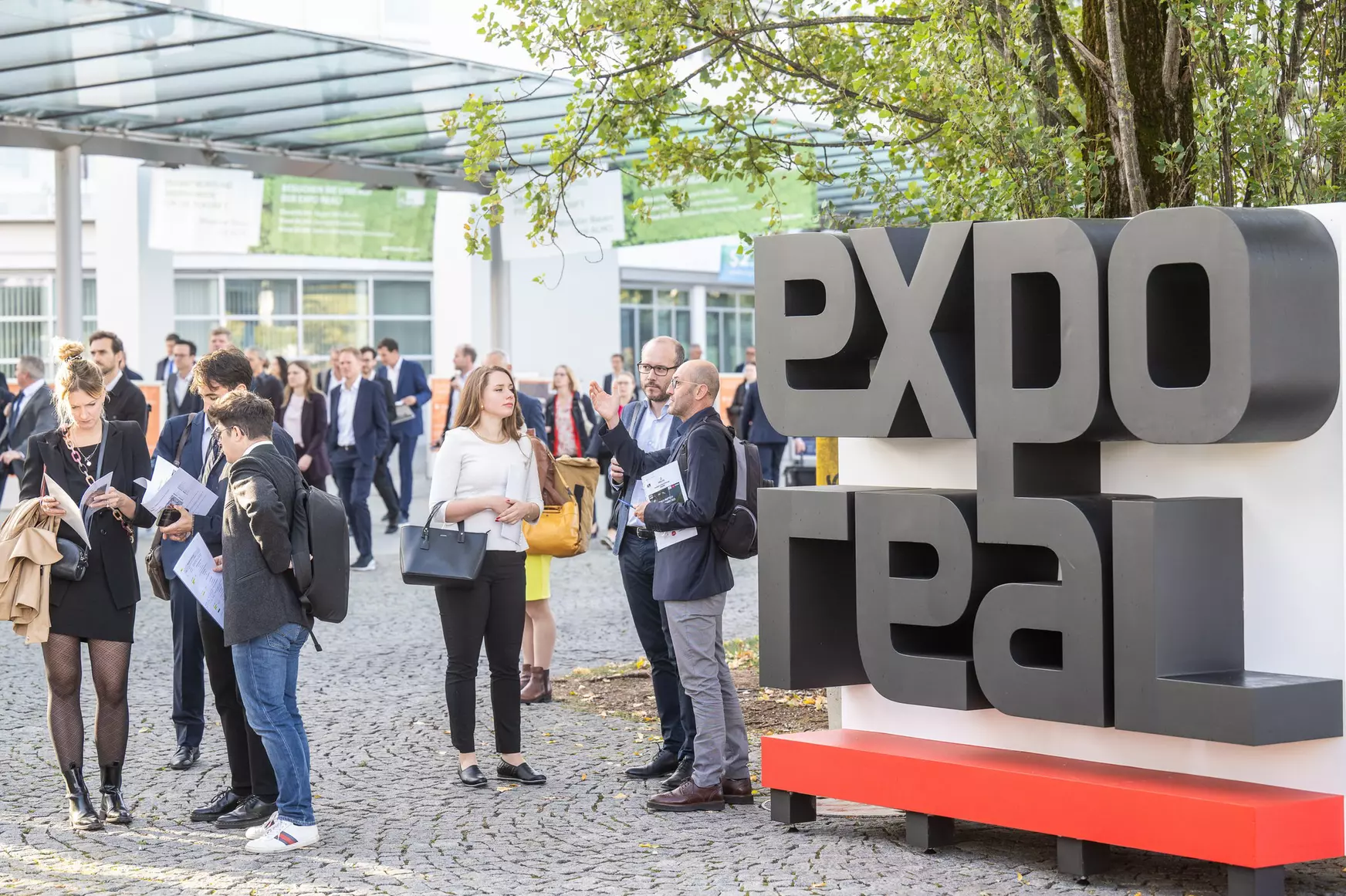 Menschen stehen vor einem Schriftzug "Expo Real"