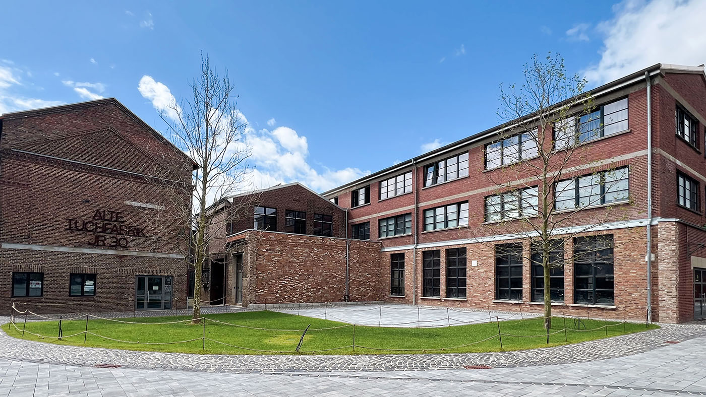 Außenfassade der Alten Tuchfabrik in Euskirchen mit breiten Fensterfronten