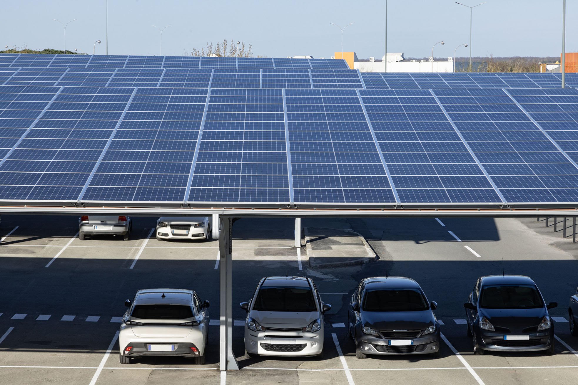 Überdachung eines Parkplatzes mit Solarzellen