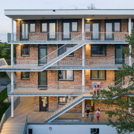 Wohnhaus mit Klinkerfassade, Laubengängen und Treppen