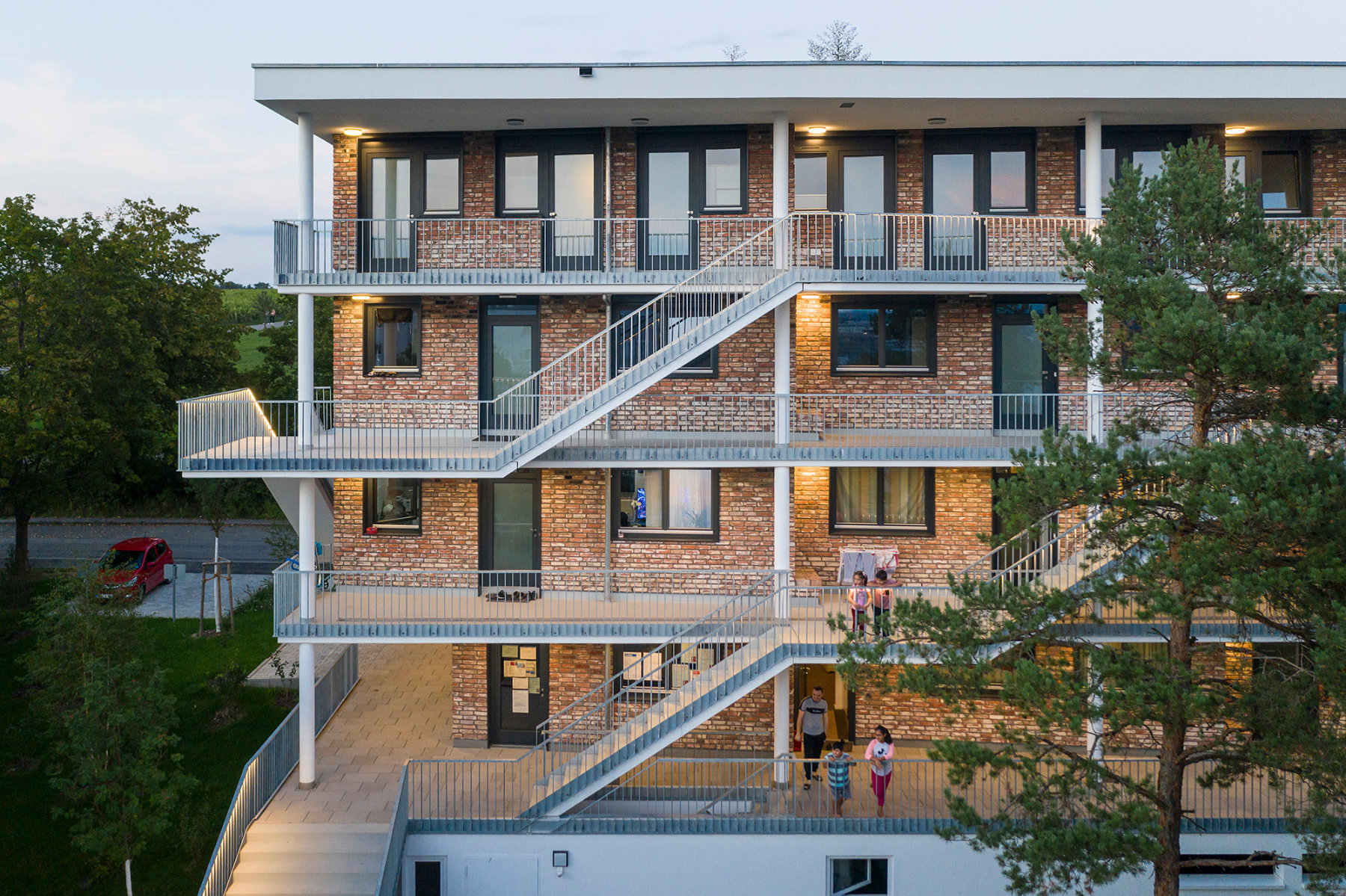 Wohnhaus mit Klinkerfassade, Laubengängen und Treppen