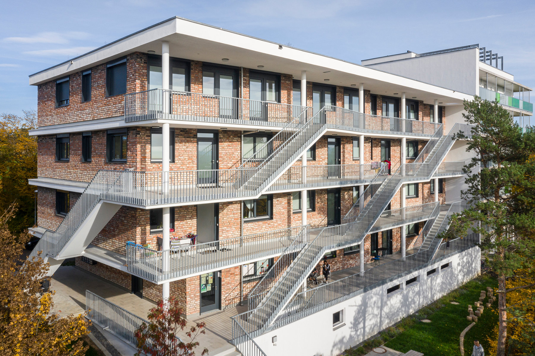 Wohnhaus mit Klinkerfassade, Laubengängen und Treppen