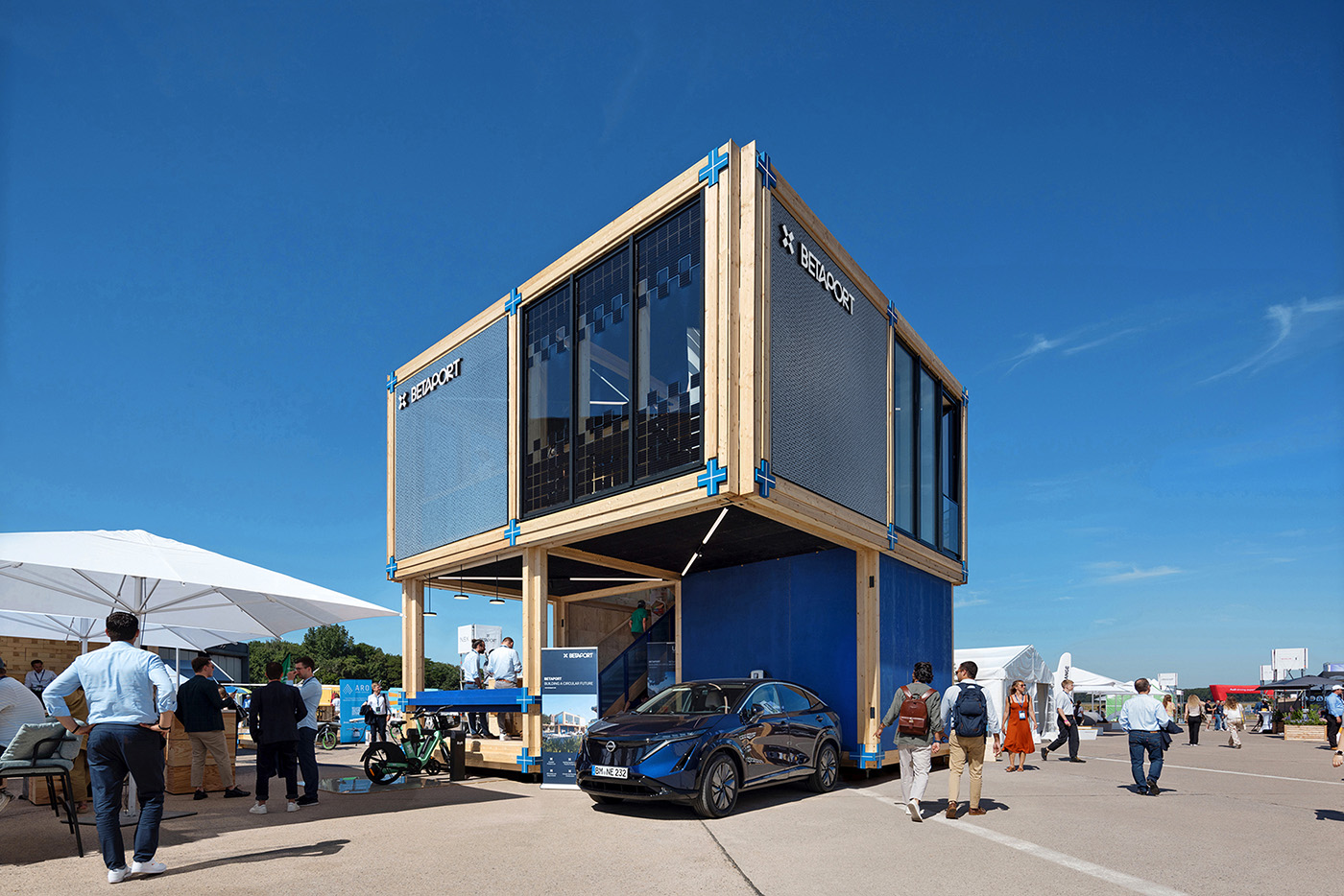 Mobility Hub als Holz-Modulbau auf einem festival mit Auto davor