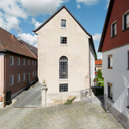 Alte Brauerei mit Rundbogenfenster in Dorfkern