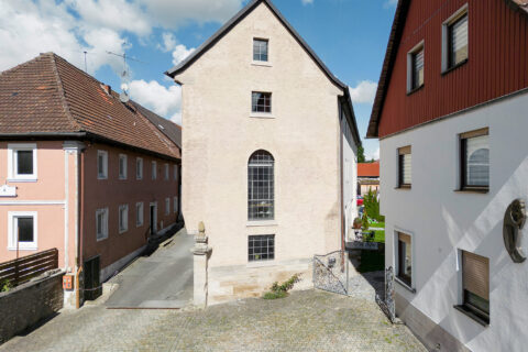 Alte Brauerei mit Rundbogenfenster in Dorfkern