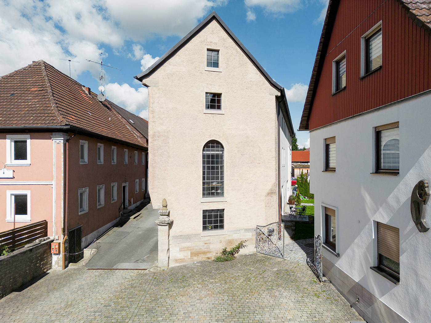 Alte Brauerei mit Rundbogenfenster in Dorfkern