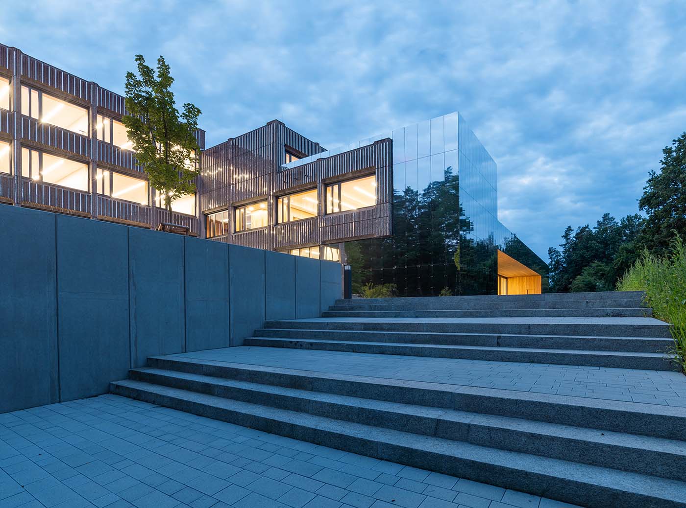 Schulgebäude des Gymnasiums in Neustadt Waldnaab im Morgengrauen