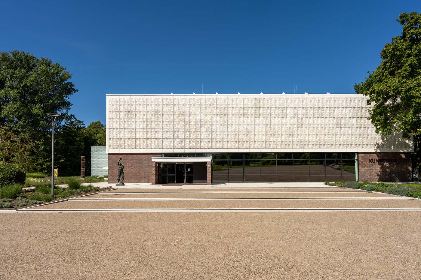 Kunsthalle Rostock im Sonnenschein unter einem blauen Himmel