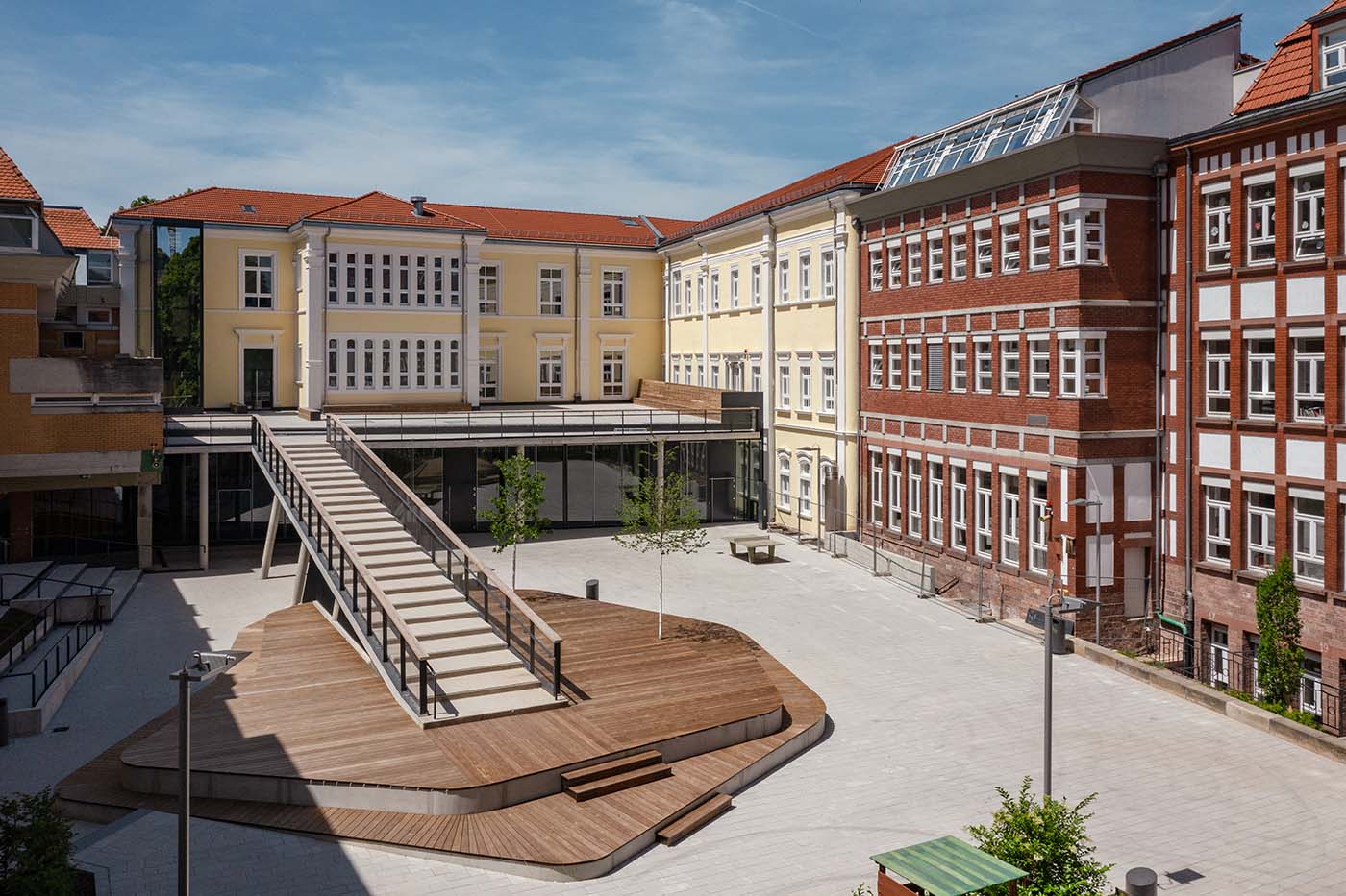 Hölderlin-Gymnasium in Heidelberg mit Schulhof, Treppe und Holzpodesten