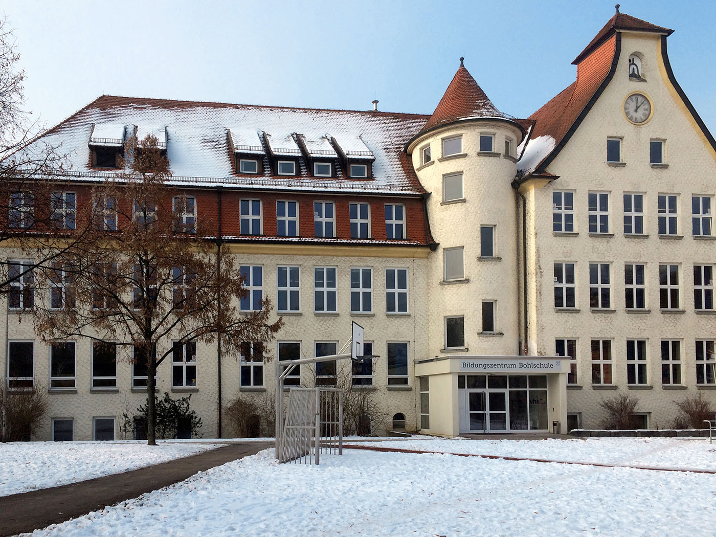 Bohlschule Aalen mit beigefarbener Putzfassade vor der Sanierung