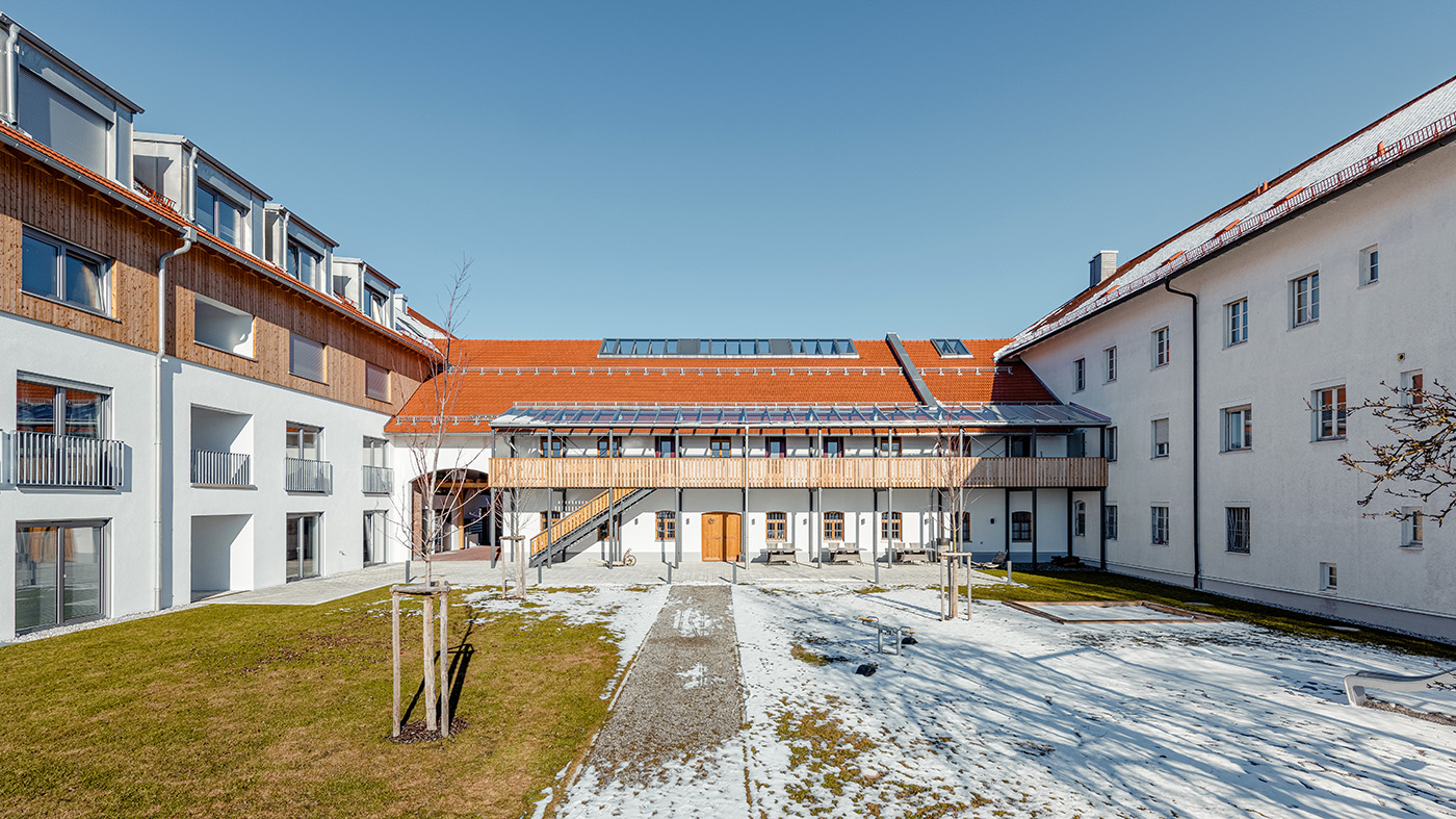 Kloster St. Anton nach der Sanierung mit weißer Putzfassade, Lauebngang und französischen Fenstern