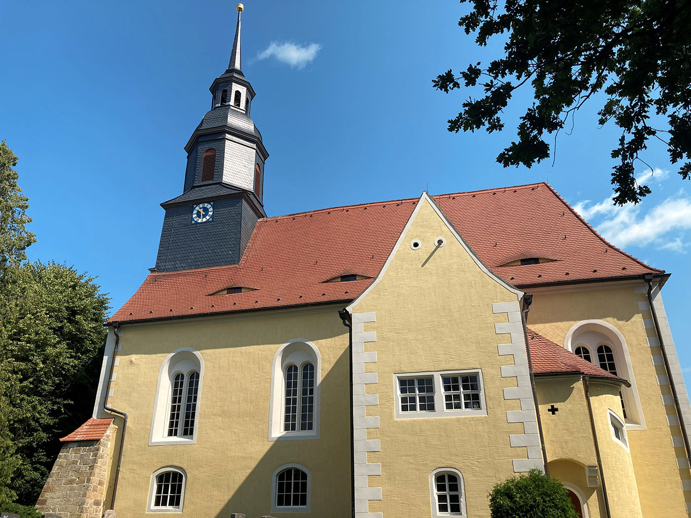 Putzfassaden sanieren an der Kirche in Rödern mit ockerfarbener Fassade