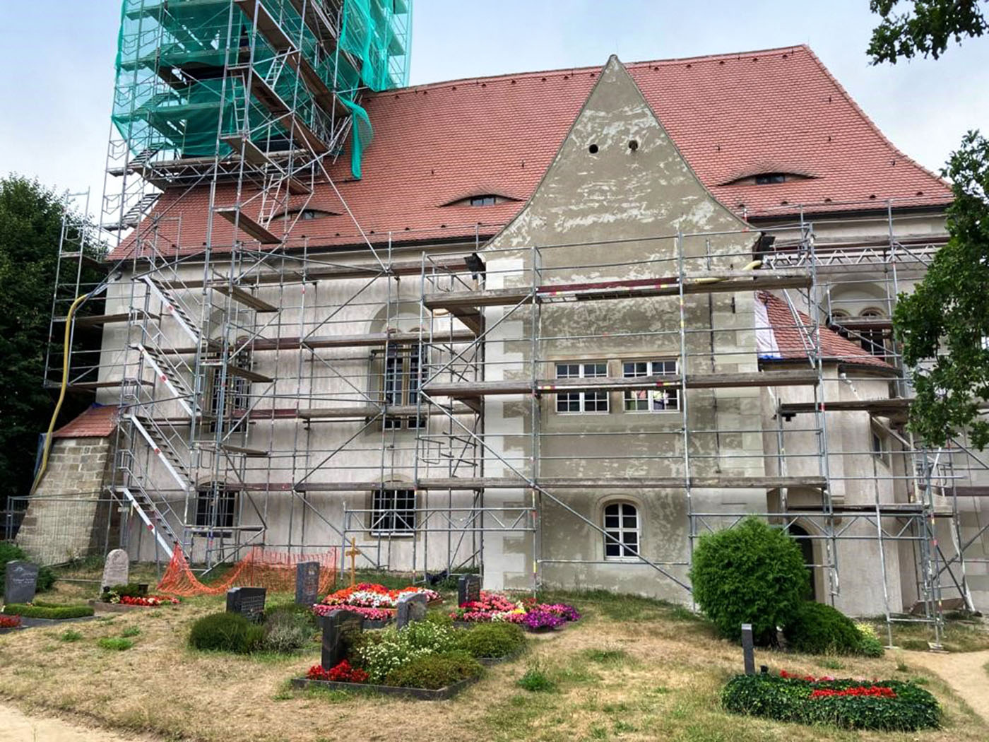 Kirche in Rödern mit Baugerüst