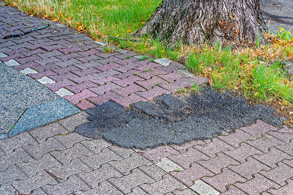 Notdürftig geflickter, schmaler Radweg in Berlin