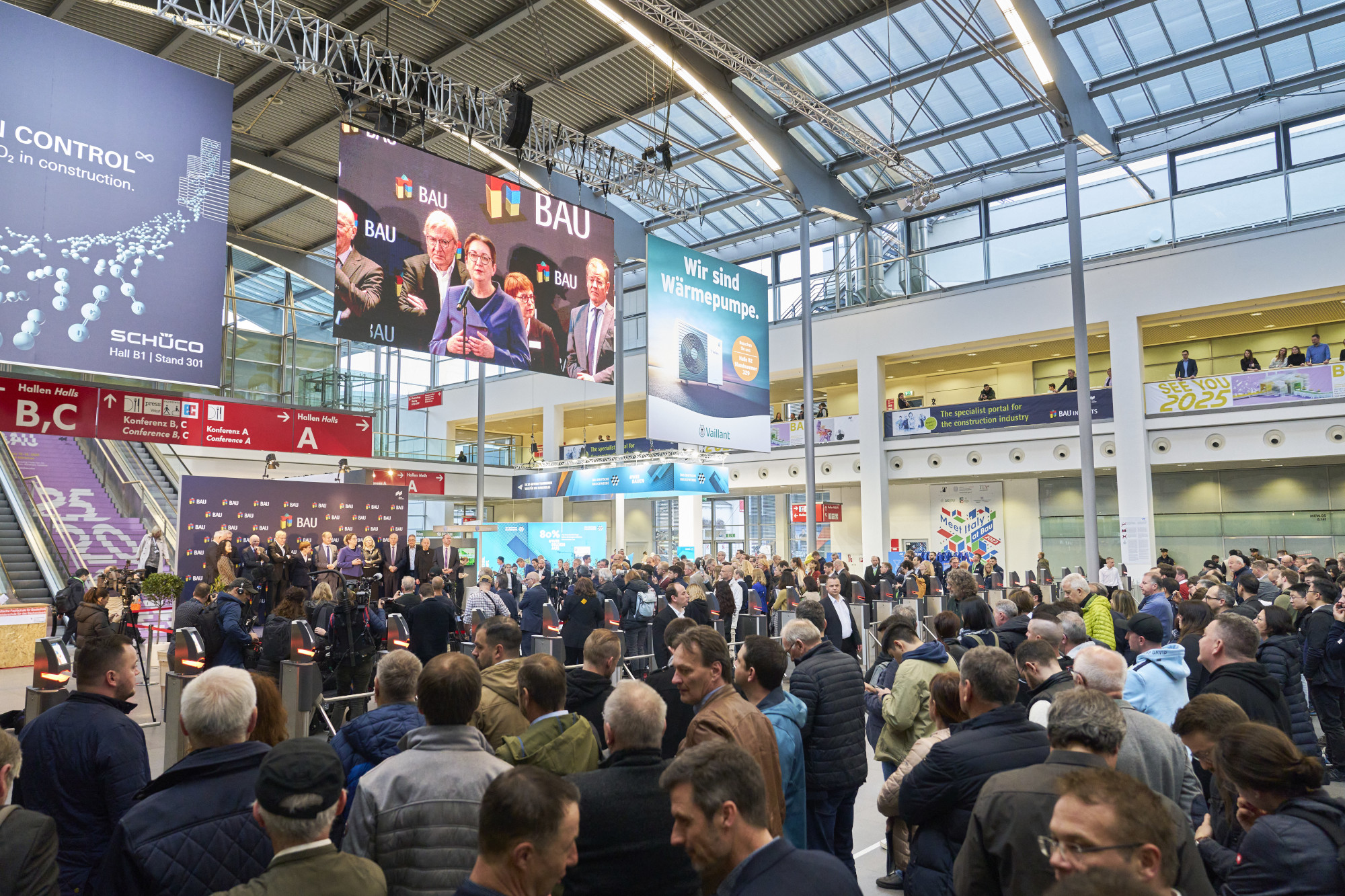 Eröffnung der Messe Bau mit Besuchern und Klara Geywitz auf dem Podium