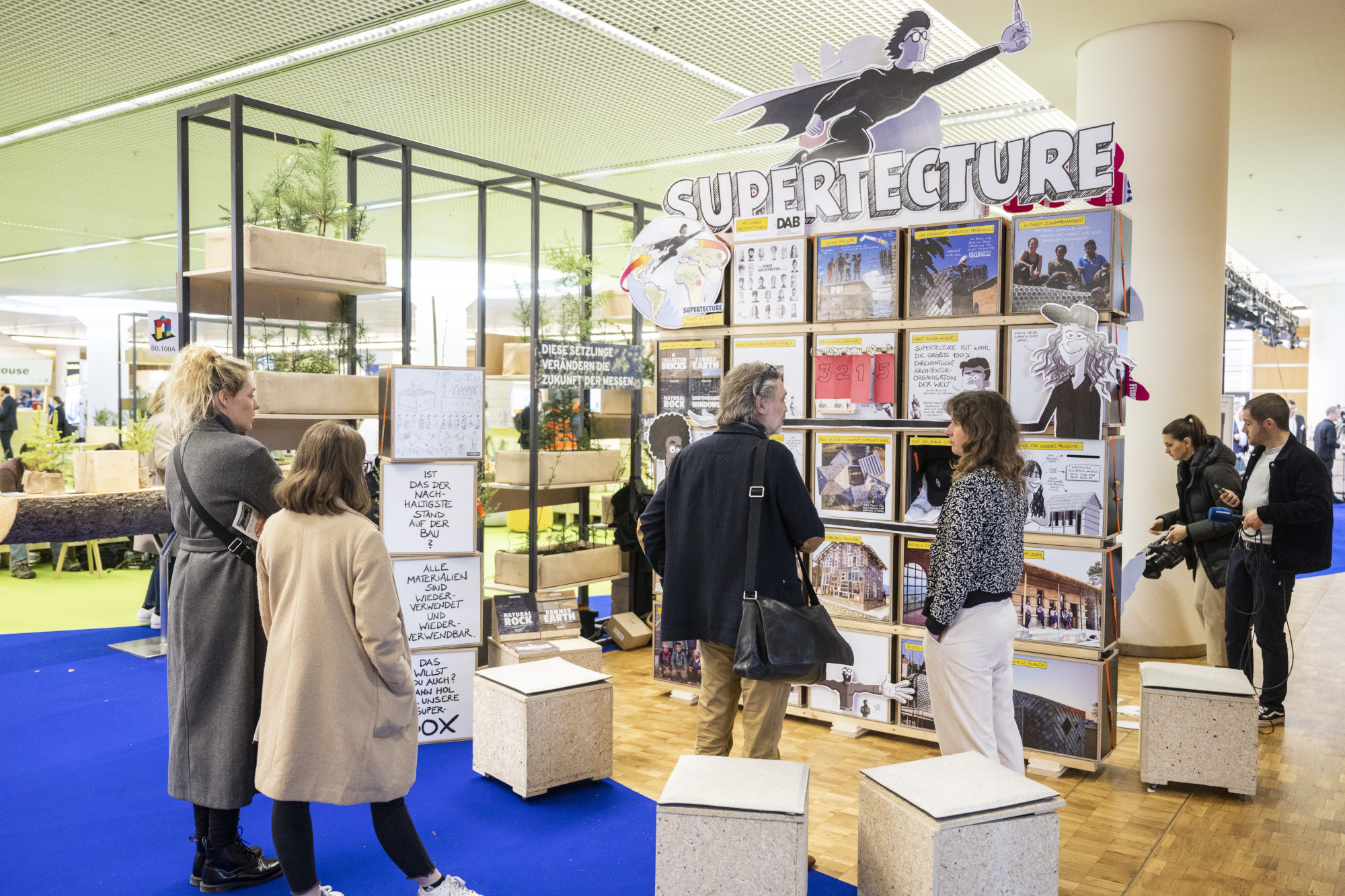 Besucher auf der Messe Bau am Stand von Supertecture