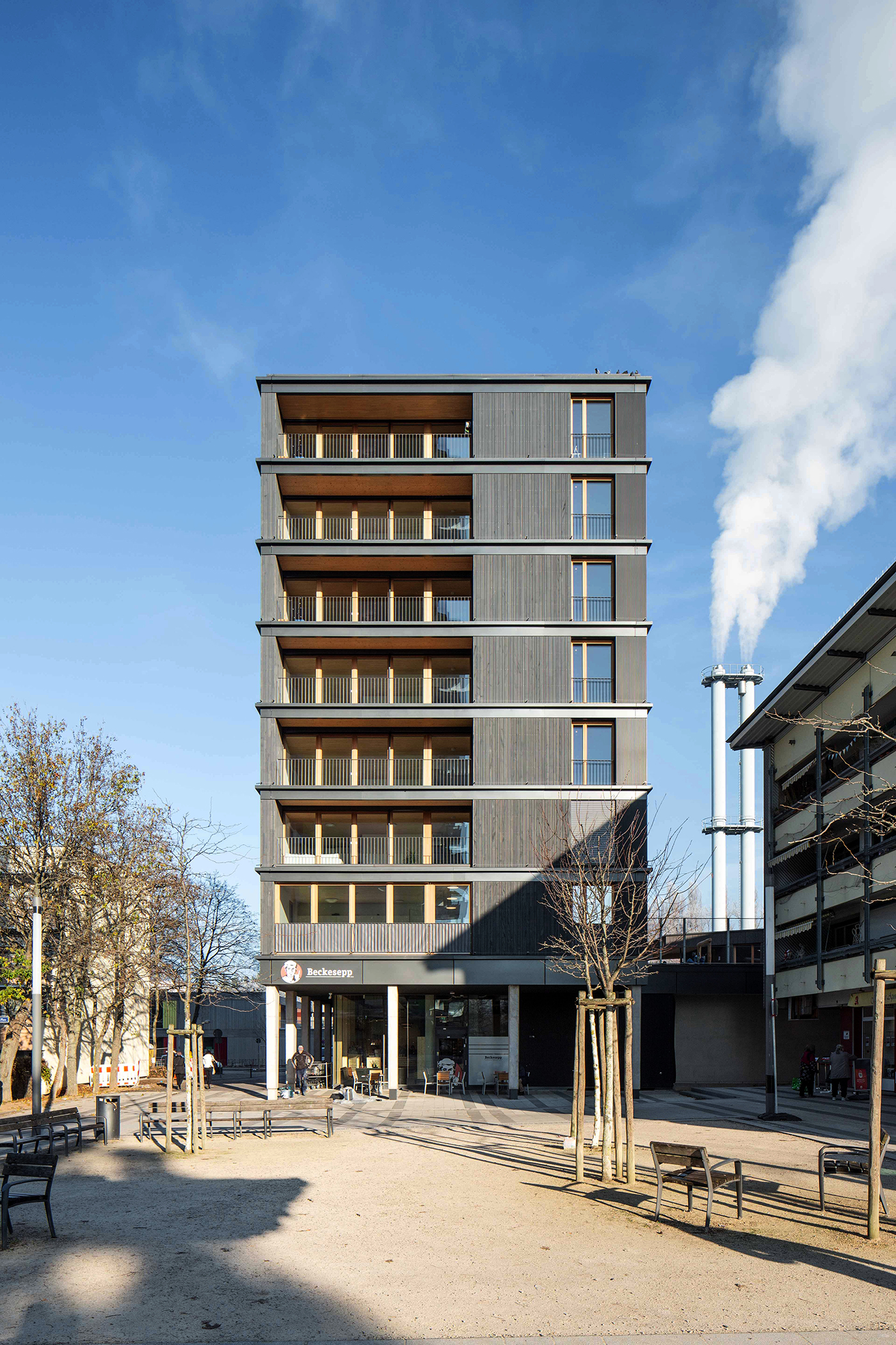 Holzhaus Buggi 52 mit Loggien und dunkler Holzfassade