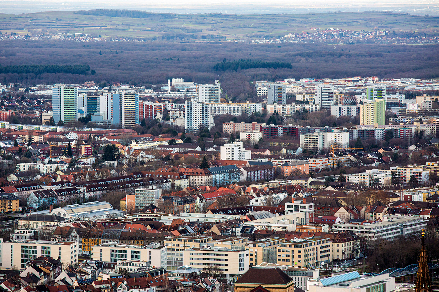 Luftansicht von Freiburg mit den Hochhäusern im Stadtteil Weingarten