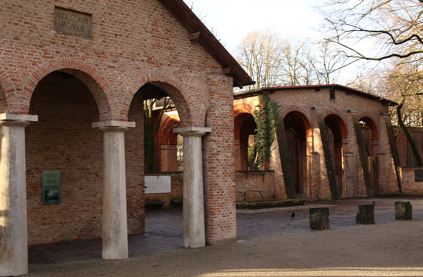 Torbauten mit Ziegelmauern auf dem Münchner Südfriedhof