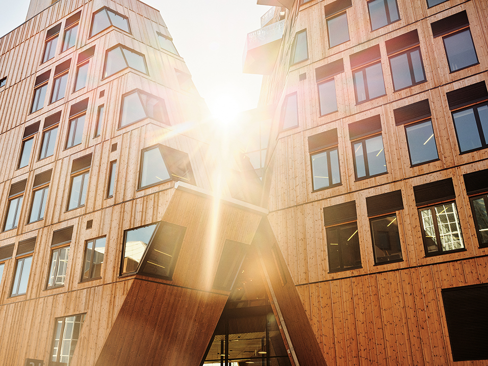 Fassade des Vertikal Nydalen mit Sonnenstrahlen