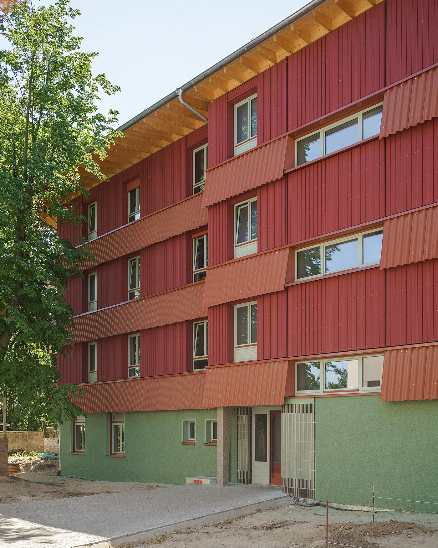 Haus für betreutes Wohnen mit roter Fassade