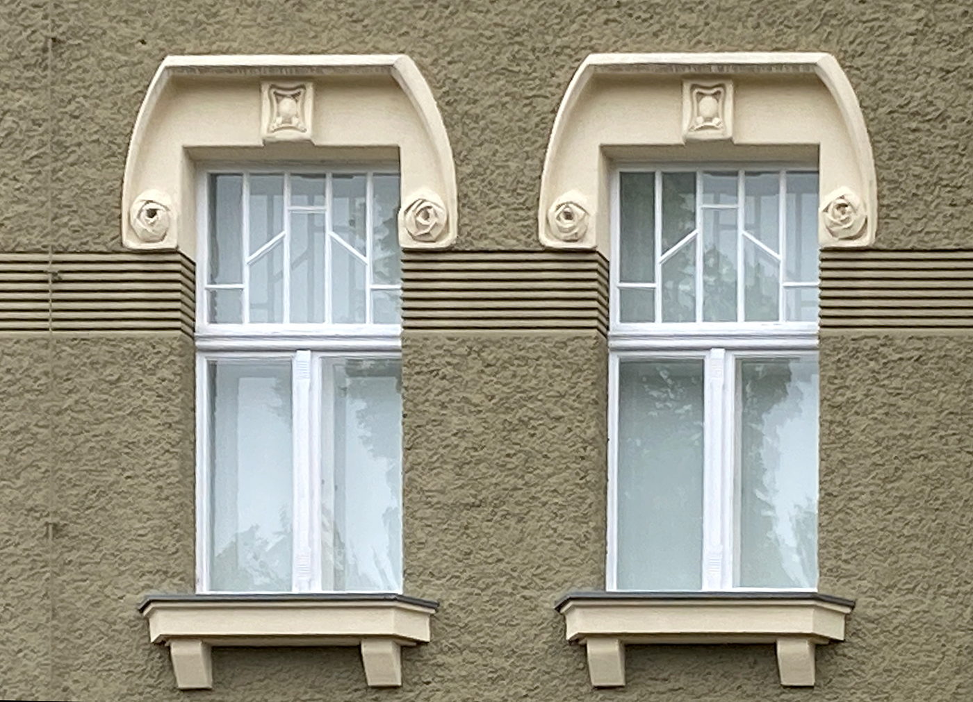 Jugendstilfassade mit historischen Holzfenstern und Ornamenten