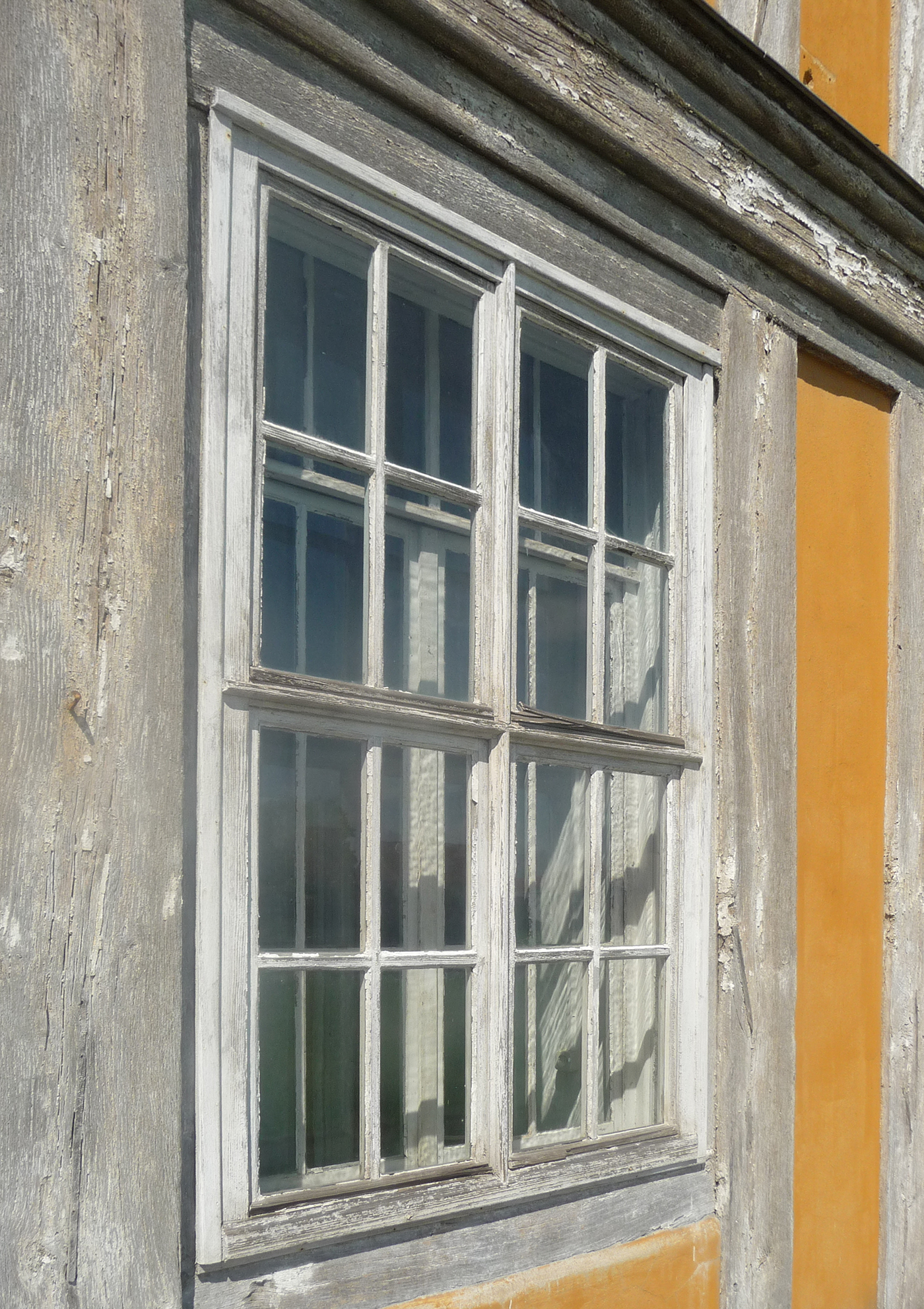 Altes Kastenfenster aus Holz