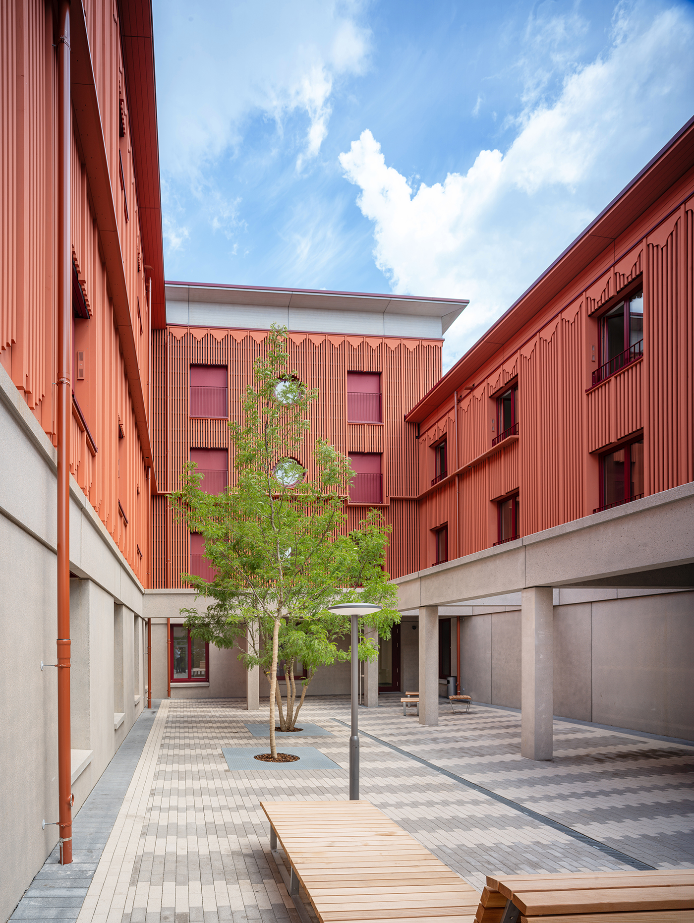 Obdachlosenhaus mit roter Fassade und Innenhof