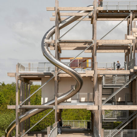 Gerüstartiger Holzbau mit geschwungener Erlebnisrutsche