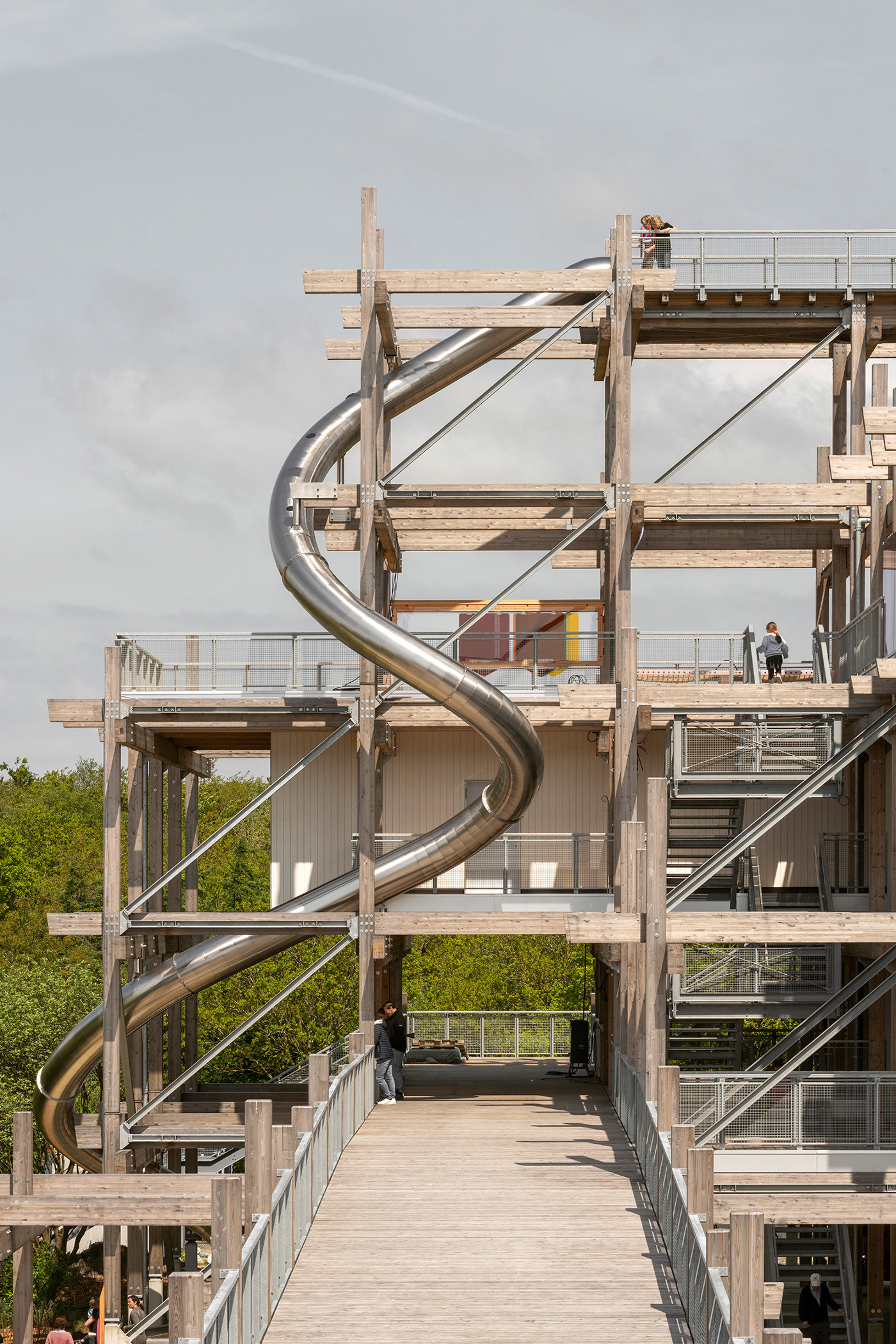 Gerüstartiger Holzbau des Erlebnis Hus mit geschwungener Rutsche