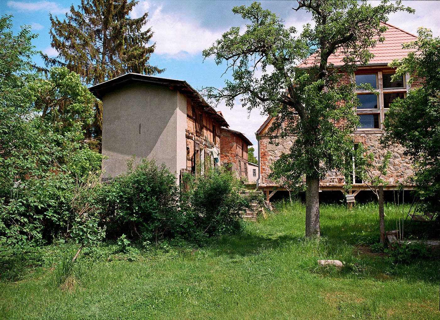 Bauernhof mit schmalem Nebengebäude