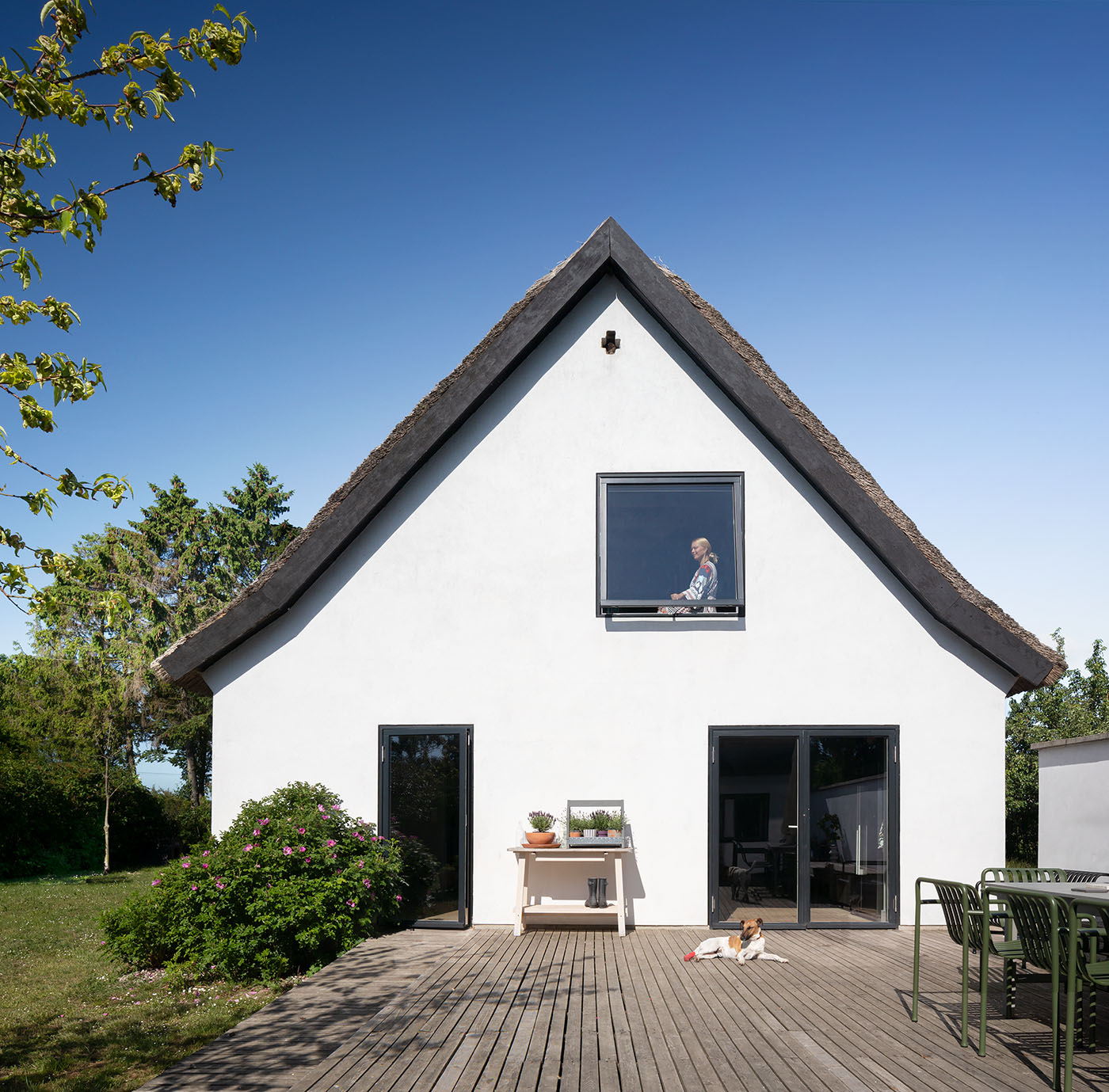 Weißes Haus mit Terrasse und Reetdach