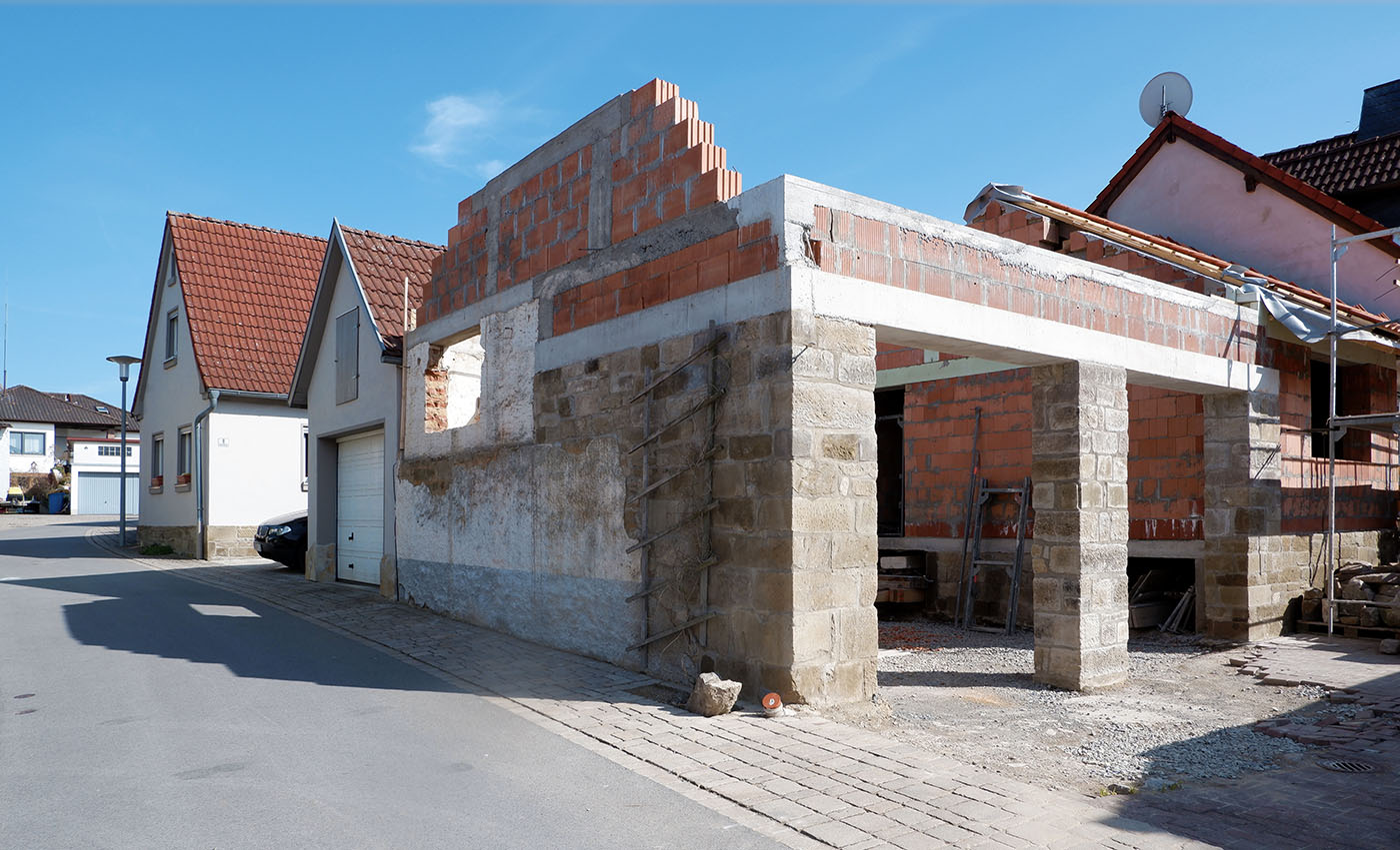 Baustelle eines Bauernhauses mit neuem Dach