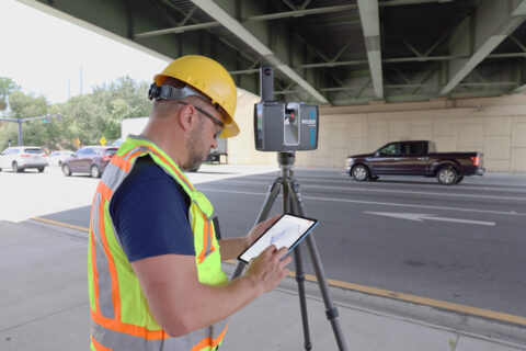 Vermesser mit Laser Scanner unter einer Brücke