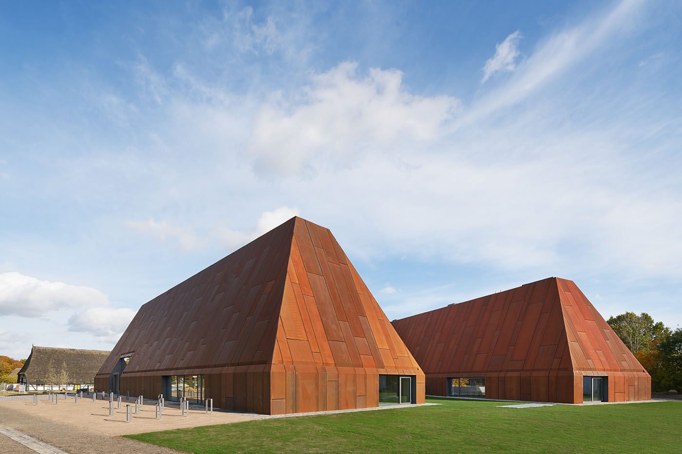 Neubau Freilichtmuseum Molfsee mit steilem Dach aus rostigem Stahl