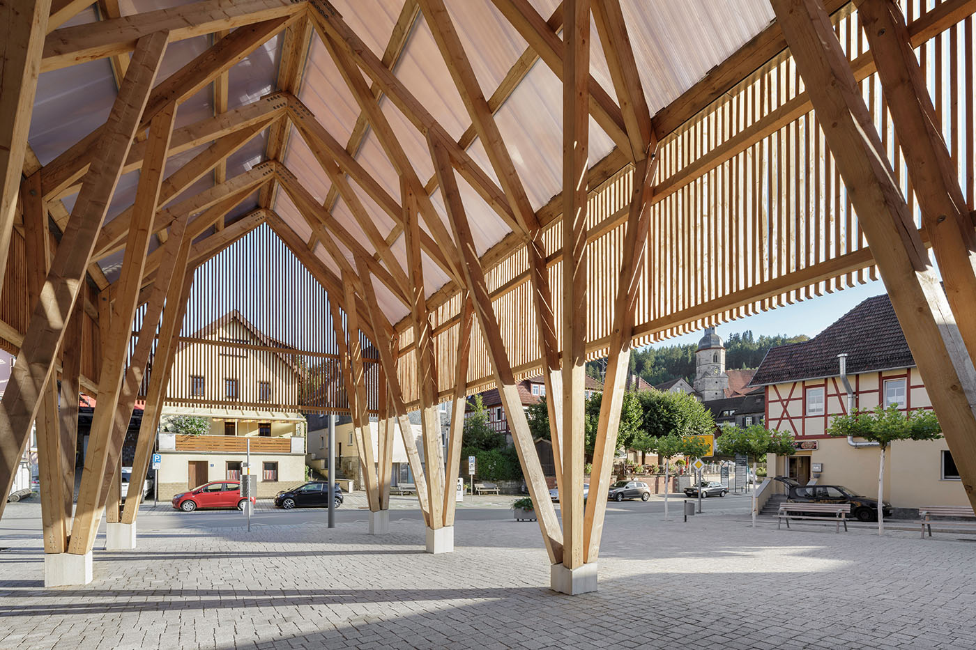 Offener Pavillon aus Holz mit hohem Satteldach