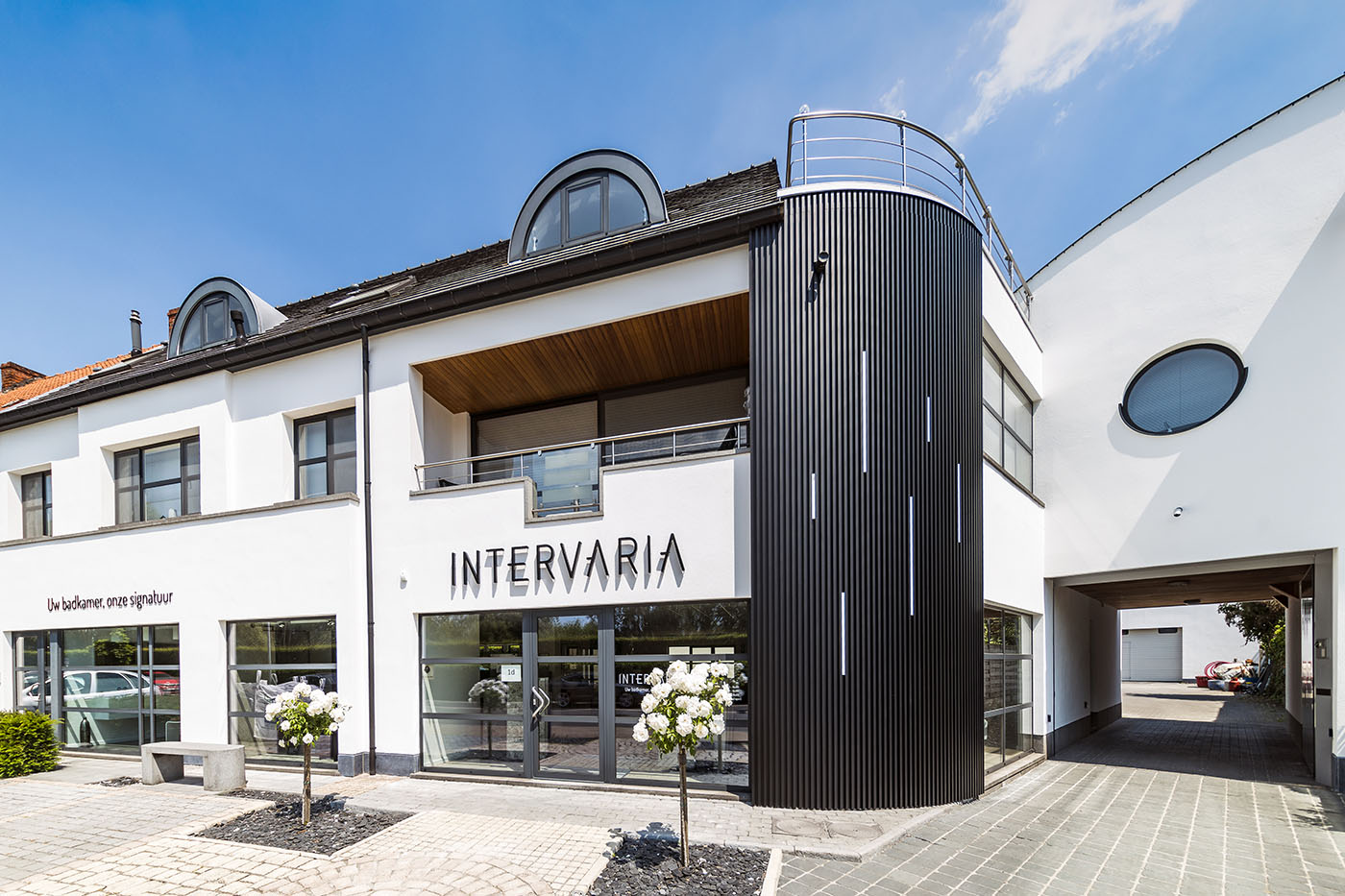 Haus mit gebogener Wand und Aluminium-Fassadenbekleidung