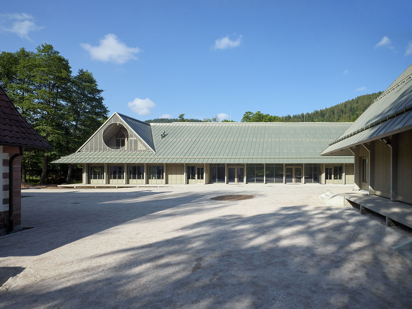 Therapiezentrum Osterhof im Schwarzwald mit grünlichem Dach