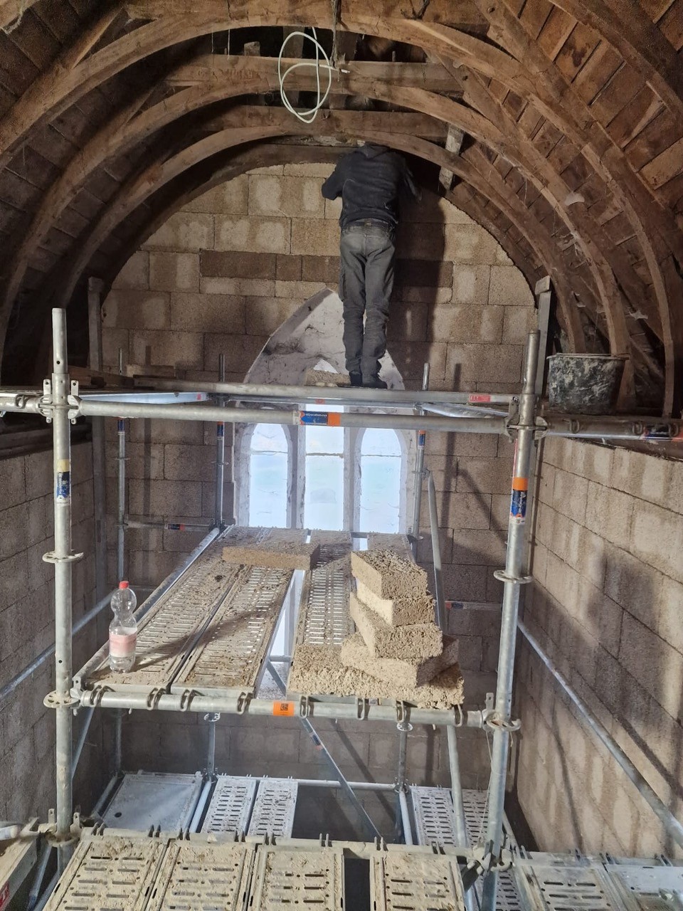 Sanierungsarbeiten in einer Kirche mit Hanfkalk-Steinen und Holzdecke