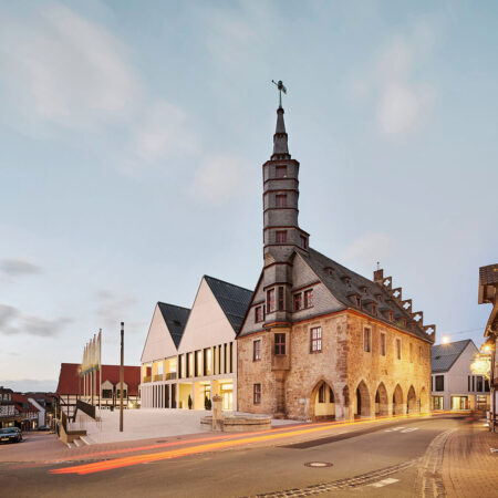 Rathaus Korbach mit Neubau und Altbau